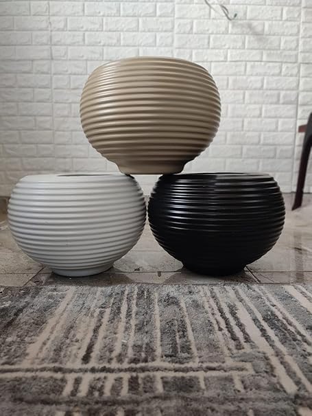 small planter inspired by the traditional design of a traditional flowerpot, combining simplicity and elegance.