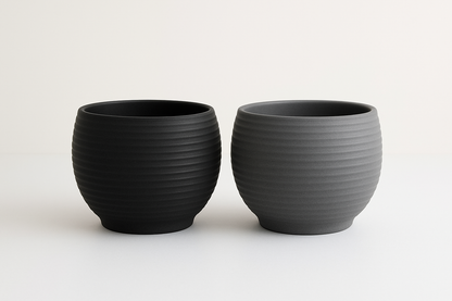 small planter inspired by the traditional design of a traditional flowerpot, combining simplicity and elegance.