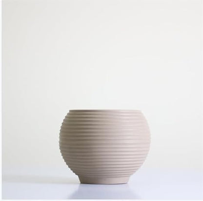 small planter inspired by the traditional design of a traditional flowerpot, combining simplicity and elegance.