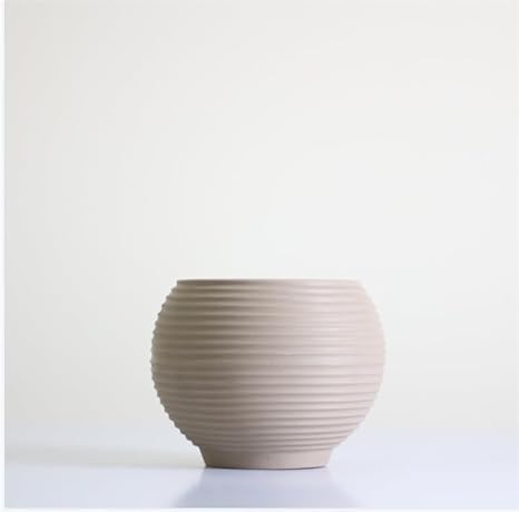 small planter inspired by the traditional design of a traditional flowerpot, combining simplicity and elegance.
